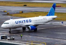 United Airlines Airbus A319 taxiing on a wet airport tarmac