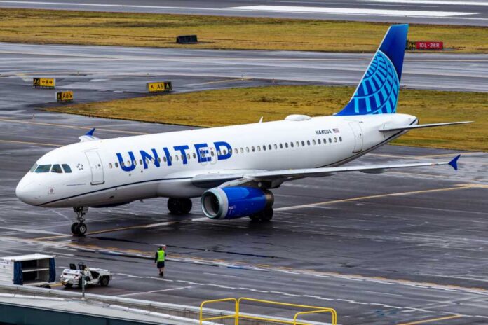 United Airlines Airbus A319 taxiing on a wet airport tarmac