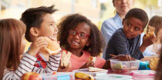 children eating lunch at a table